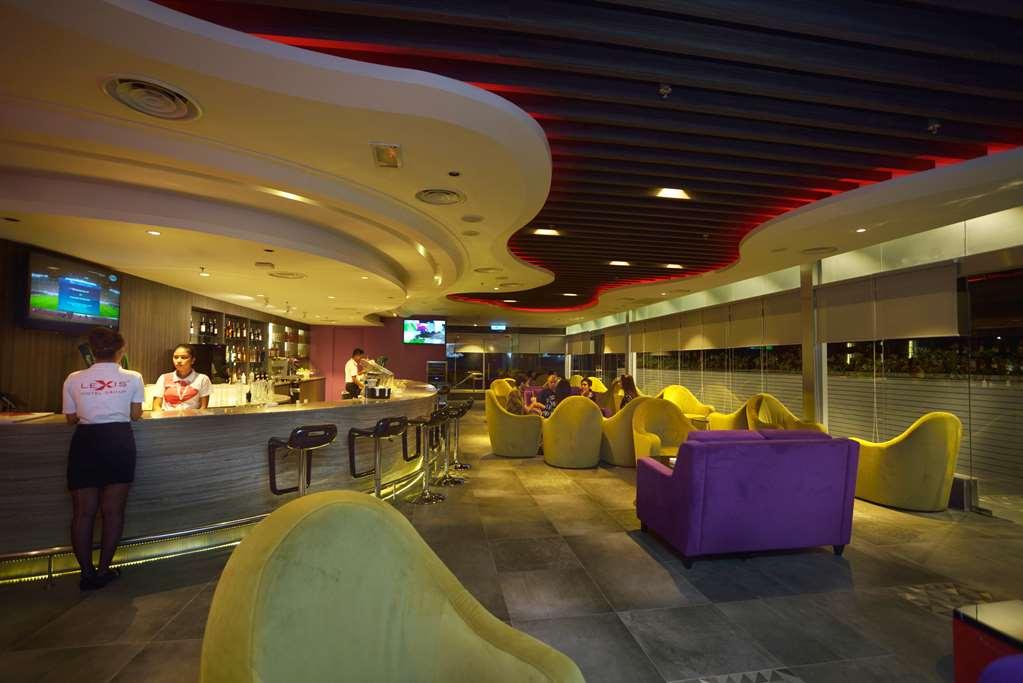 Lexis Suites Penang Bayan Lepas Buitenkant foto The interior of the lounge