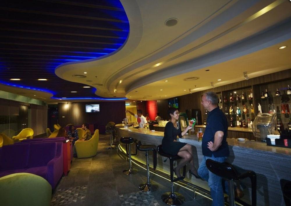 Lexis Suites Penang Bayan Lepas Buitenkant foto The bar at the lounge