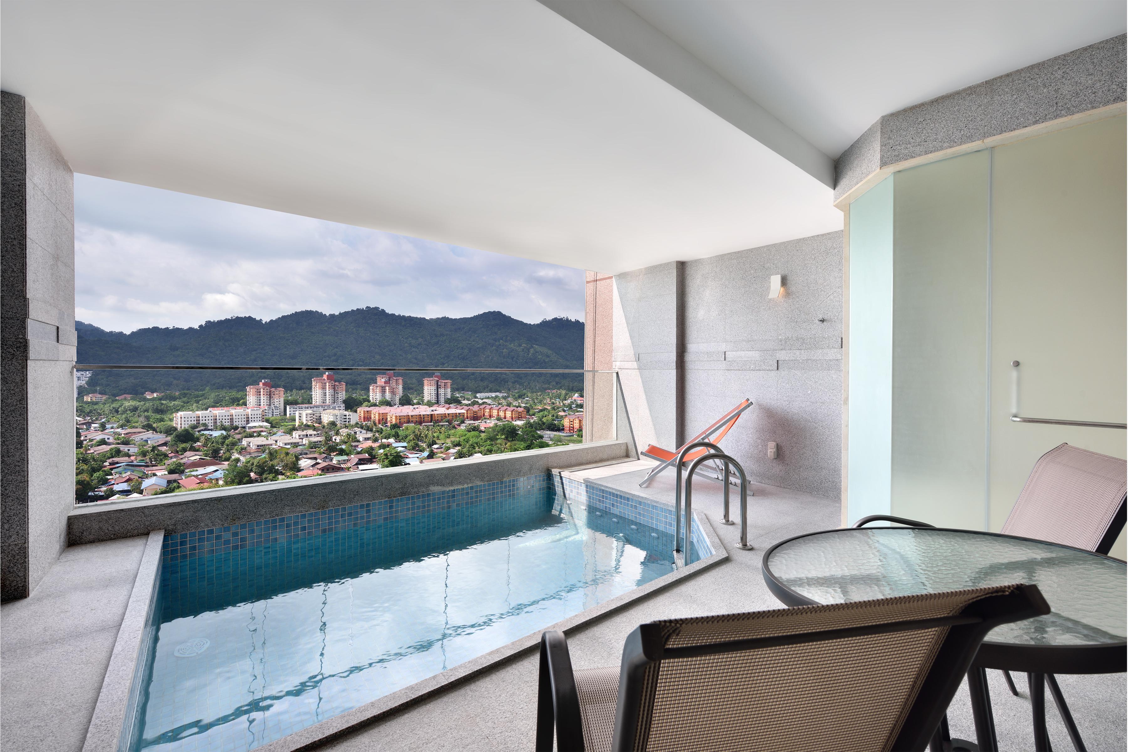 Lexis Suites Penang Bayan Lepas Buitenkant foto A private pool at a hotel