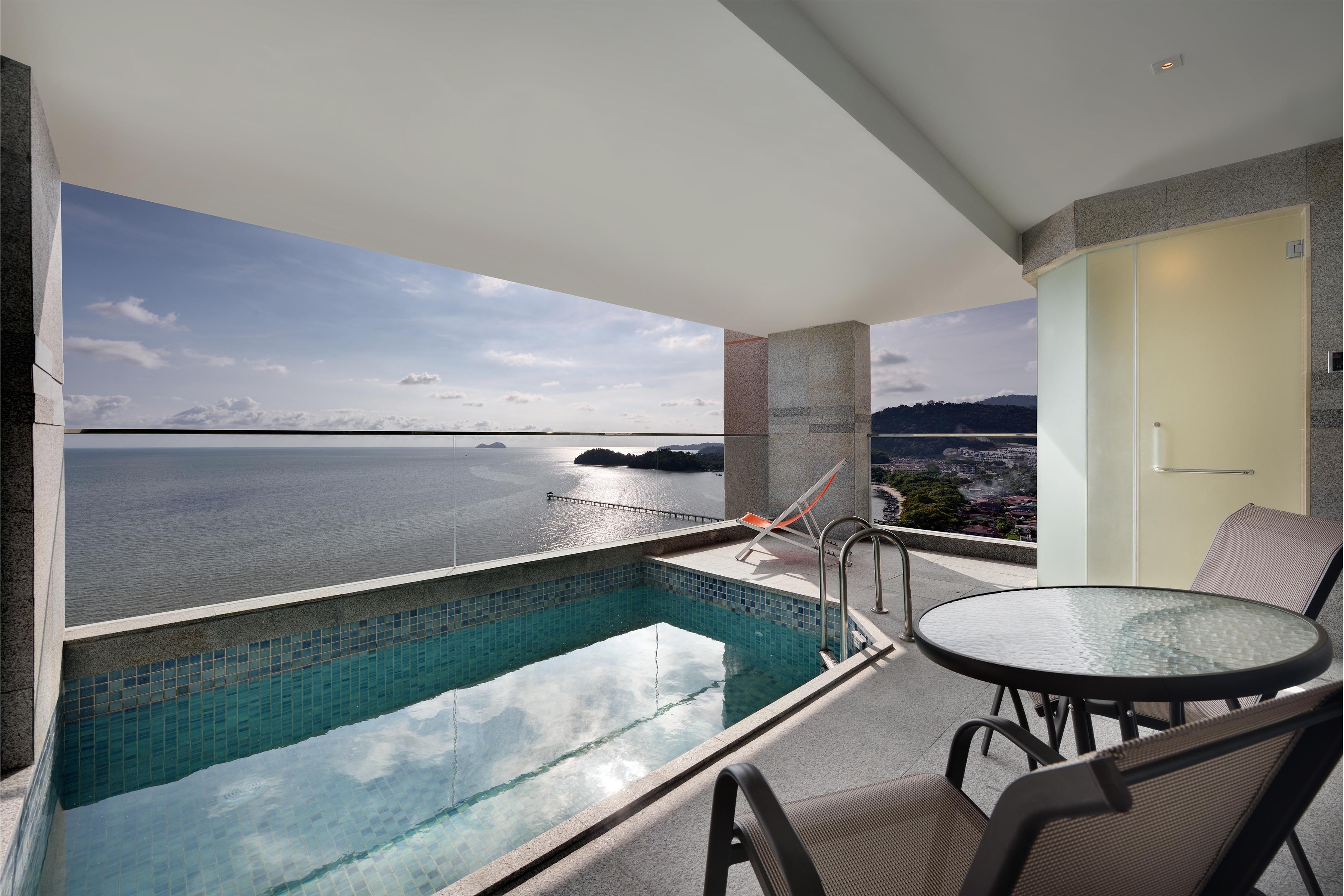 Lexis Suites Penang Bayan Lepas Buitenkant foto A view of the ocean from a hotel room at the resort