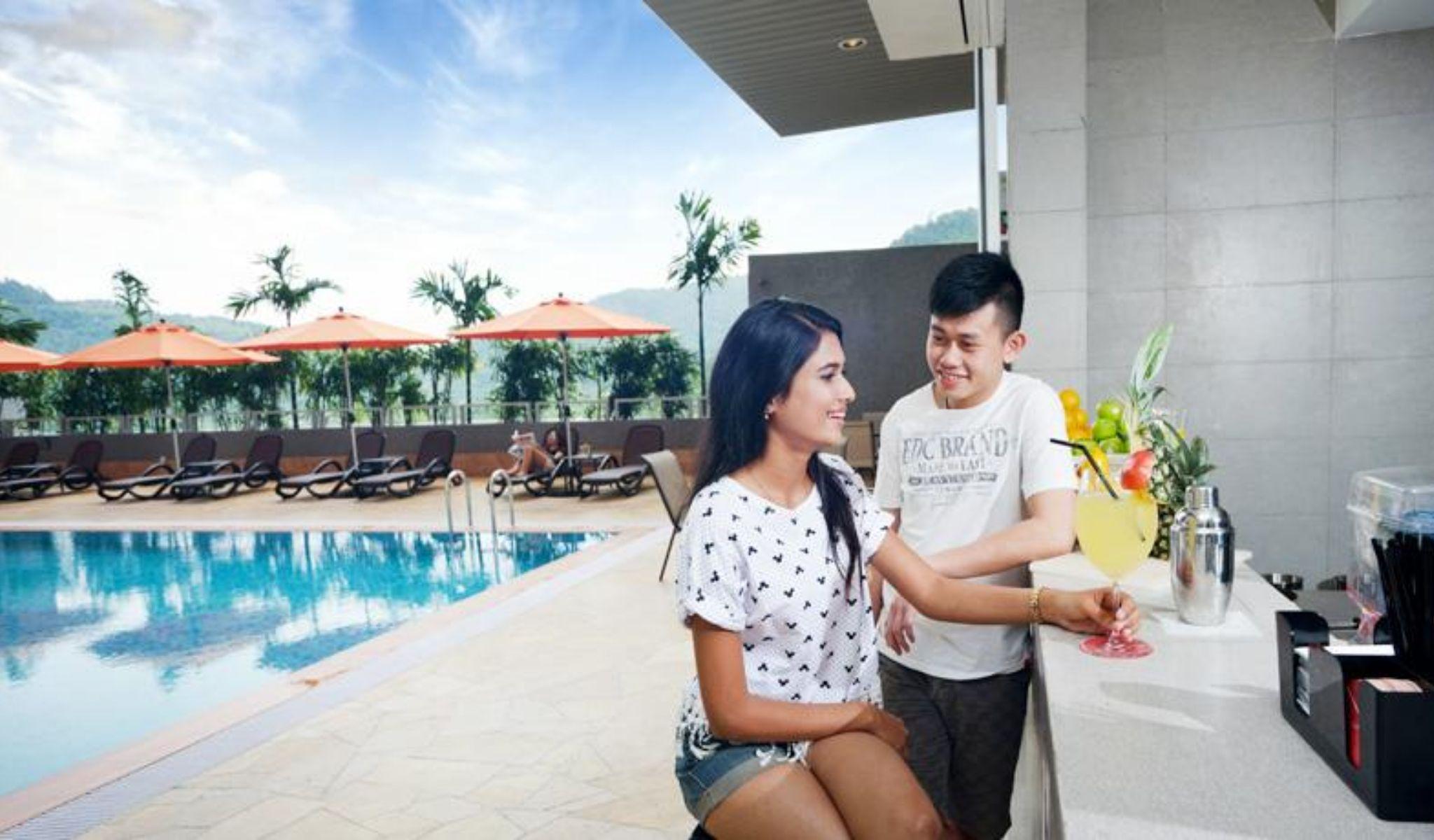 Lexis Suites Penang Bayan Lepas Buitenkant foto The swimming pool at the hotel