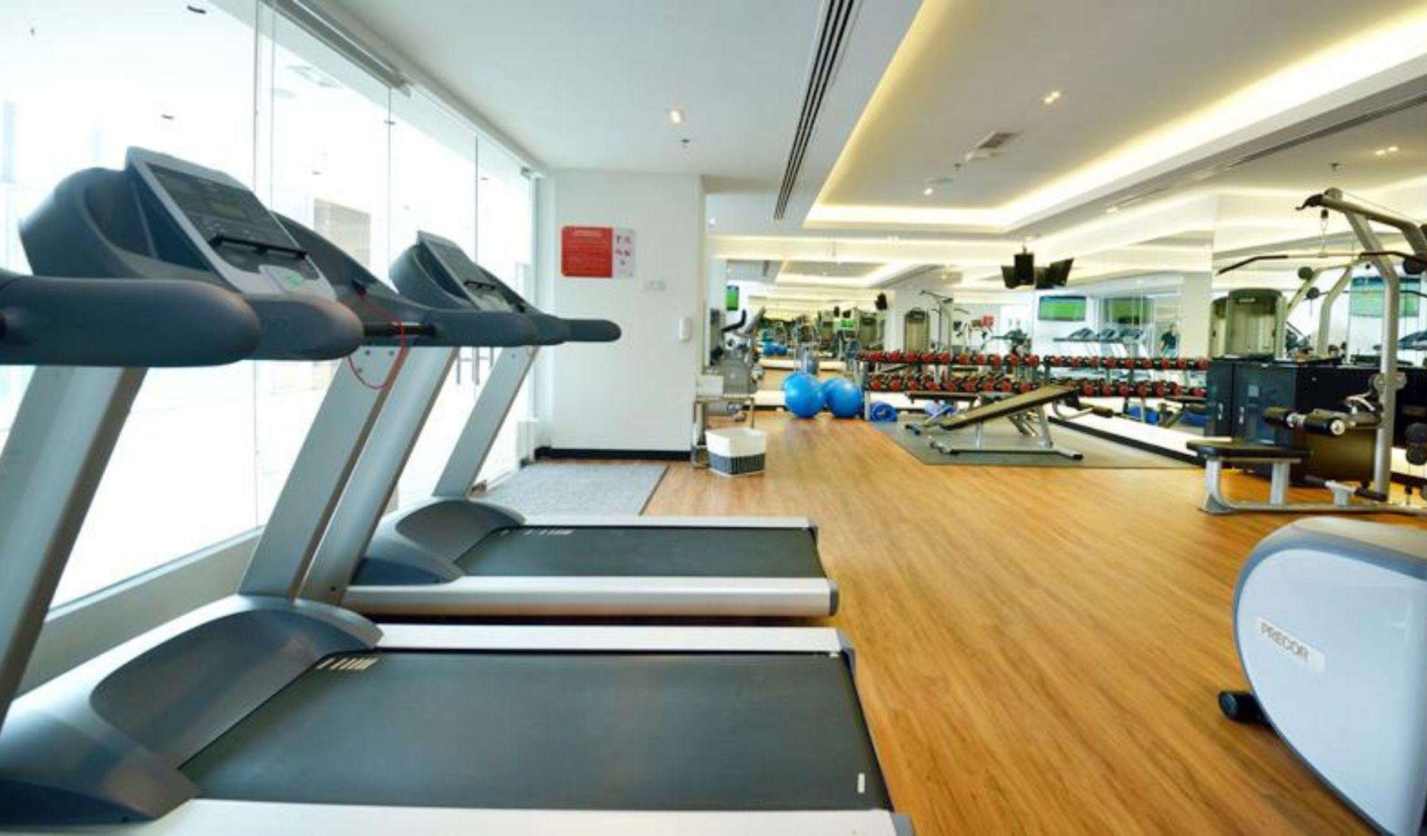 Lexis Suites Penang Bayan Lepas Buitenkant foto A gym in a hotel