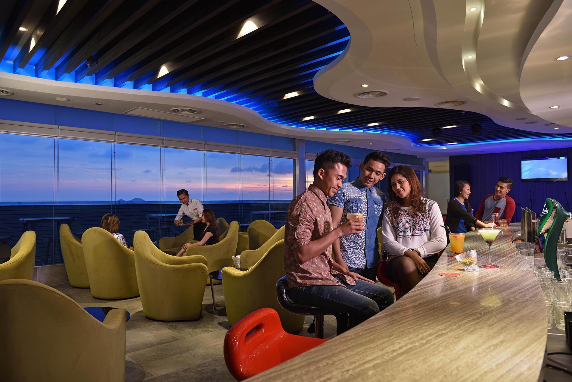 Lexis Suites Penang Bayan Lepas Buitenkant foto The Sky Bar