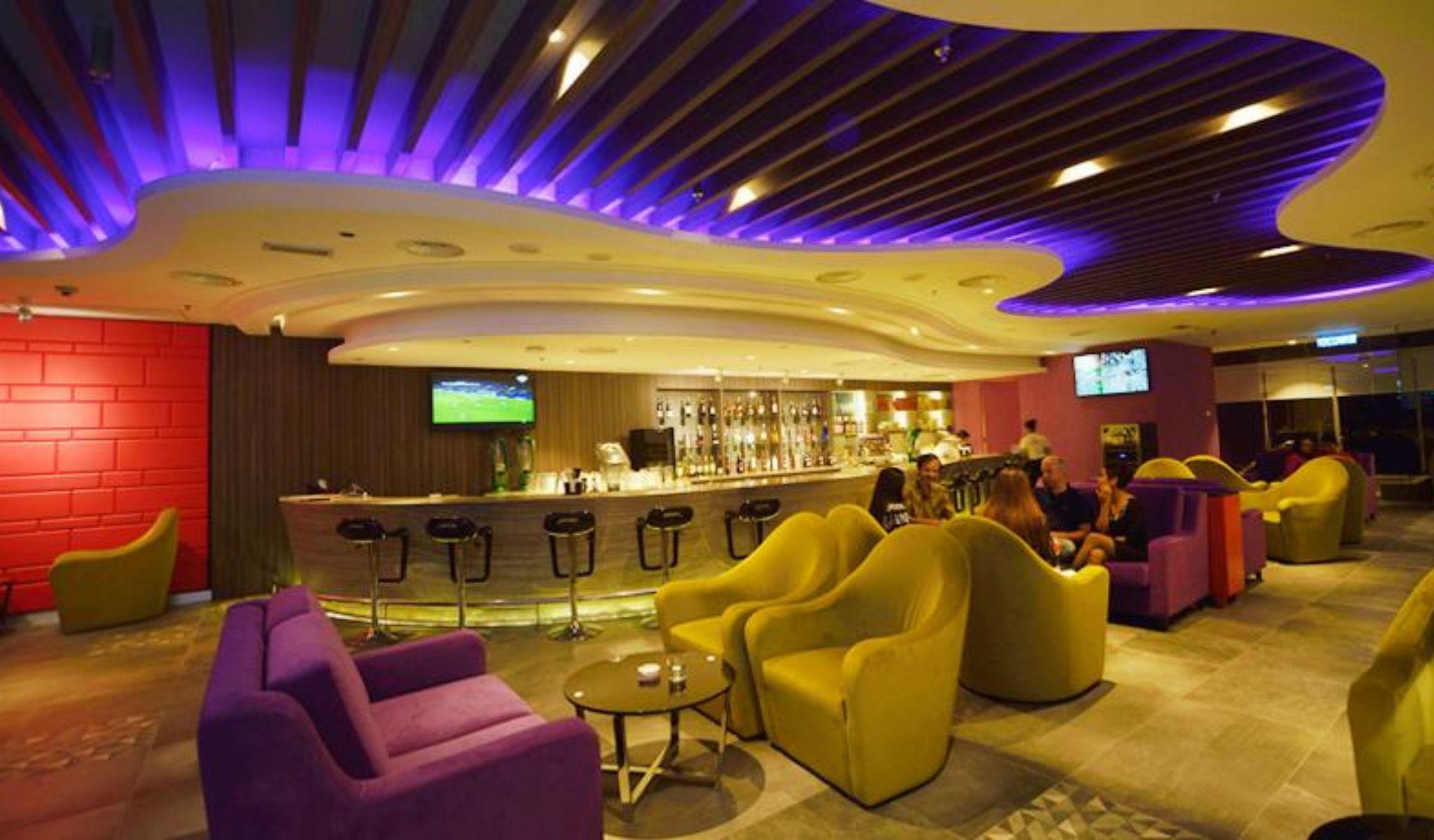 Lexis Suites Penang Bayan Lepas Buitenkant foto The lounge at the airport