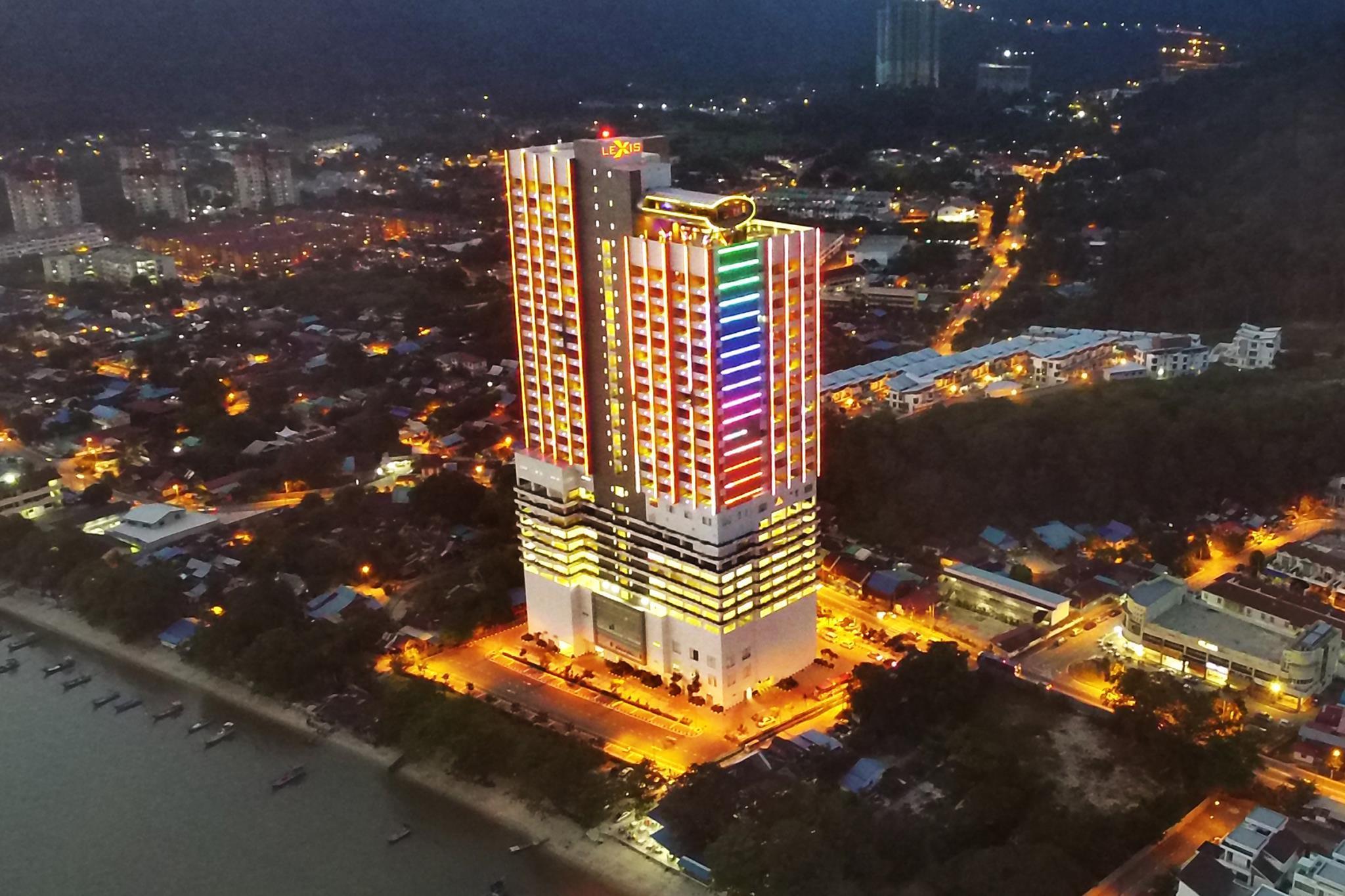 Lexis Suites Penang Bayan Lepas Buitenkant foto The hotel at night