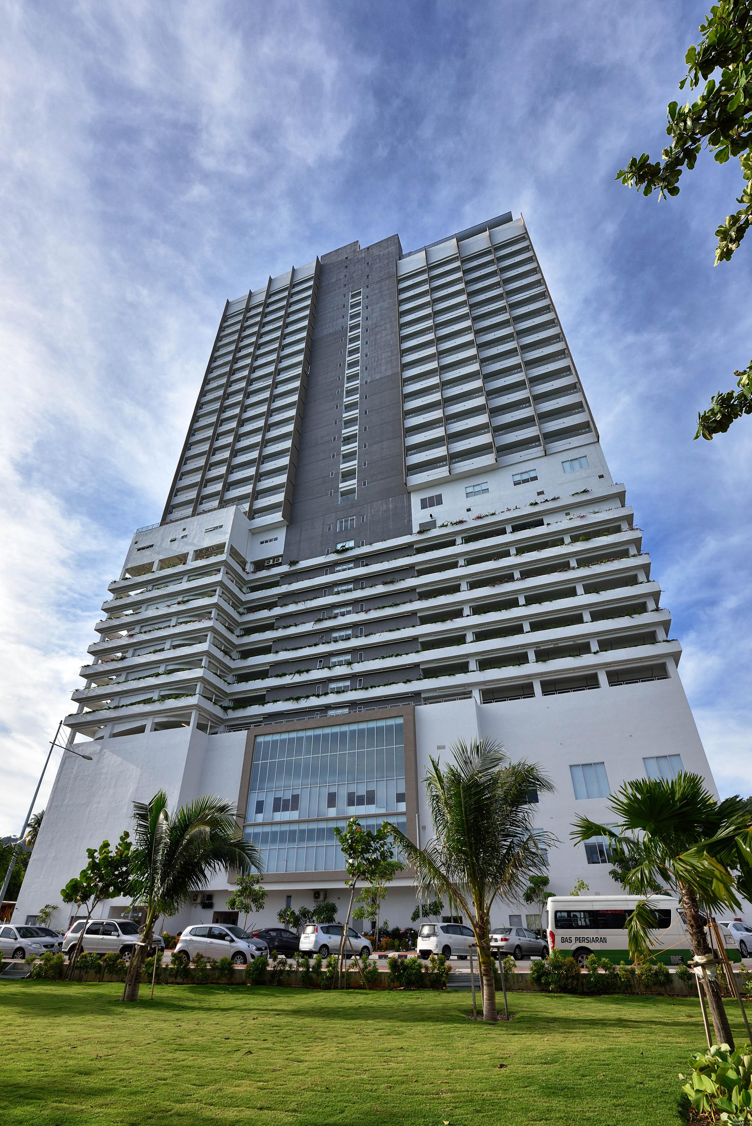 Lexis Suites Penang Bayan Lepas Buitenkant foto The building in 2019