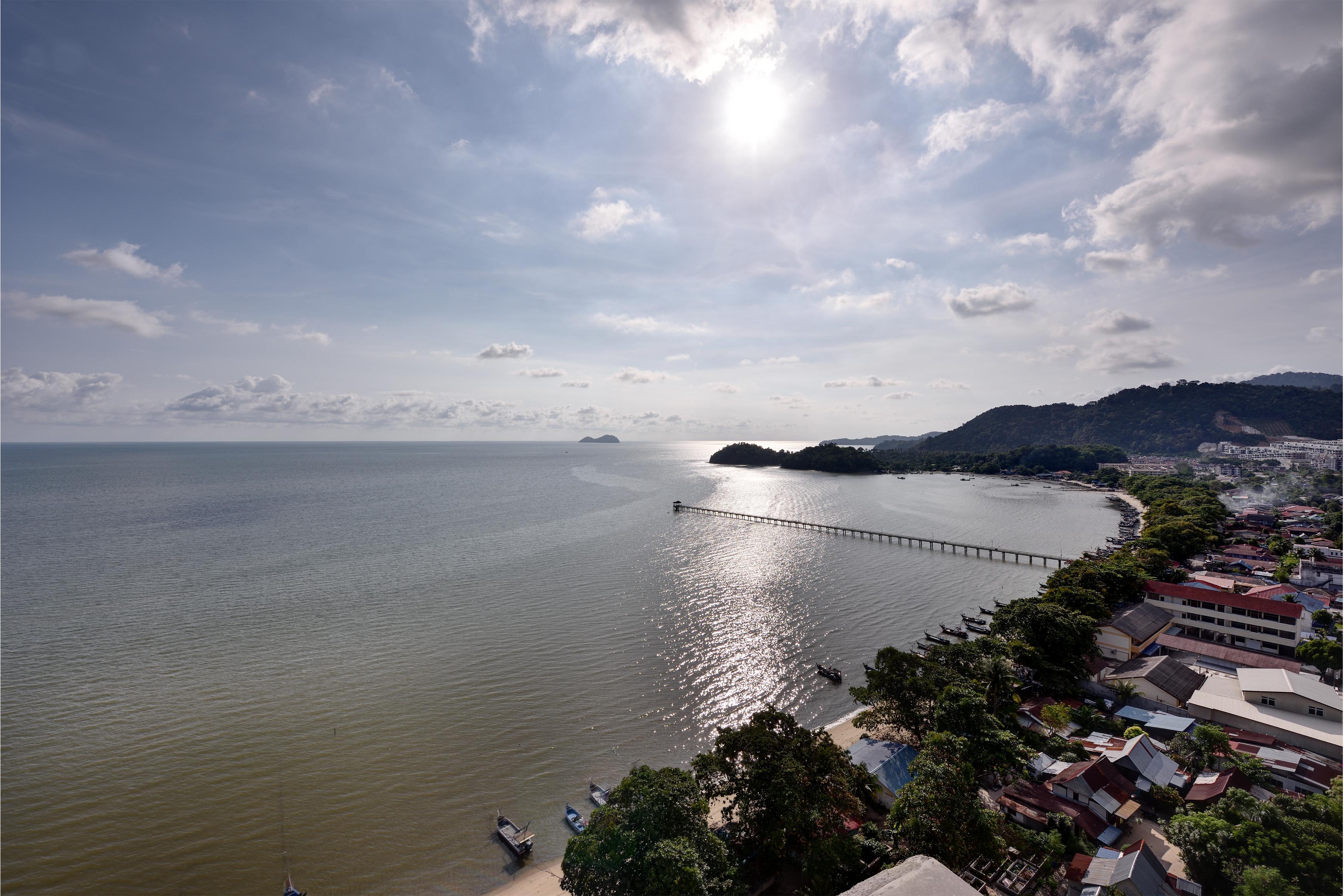 Lexis Suites Penang Bayan Lepas Buitenkant foto View of the Gulf of Thailand from Pattaya