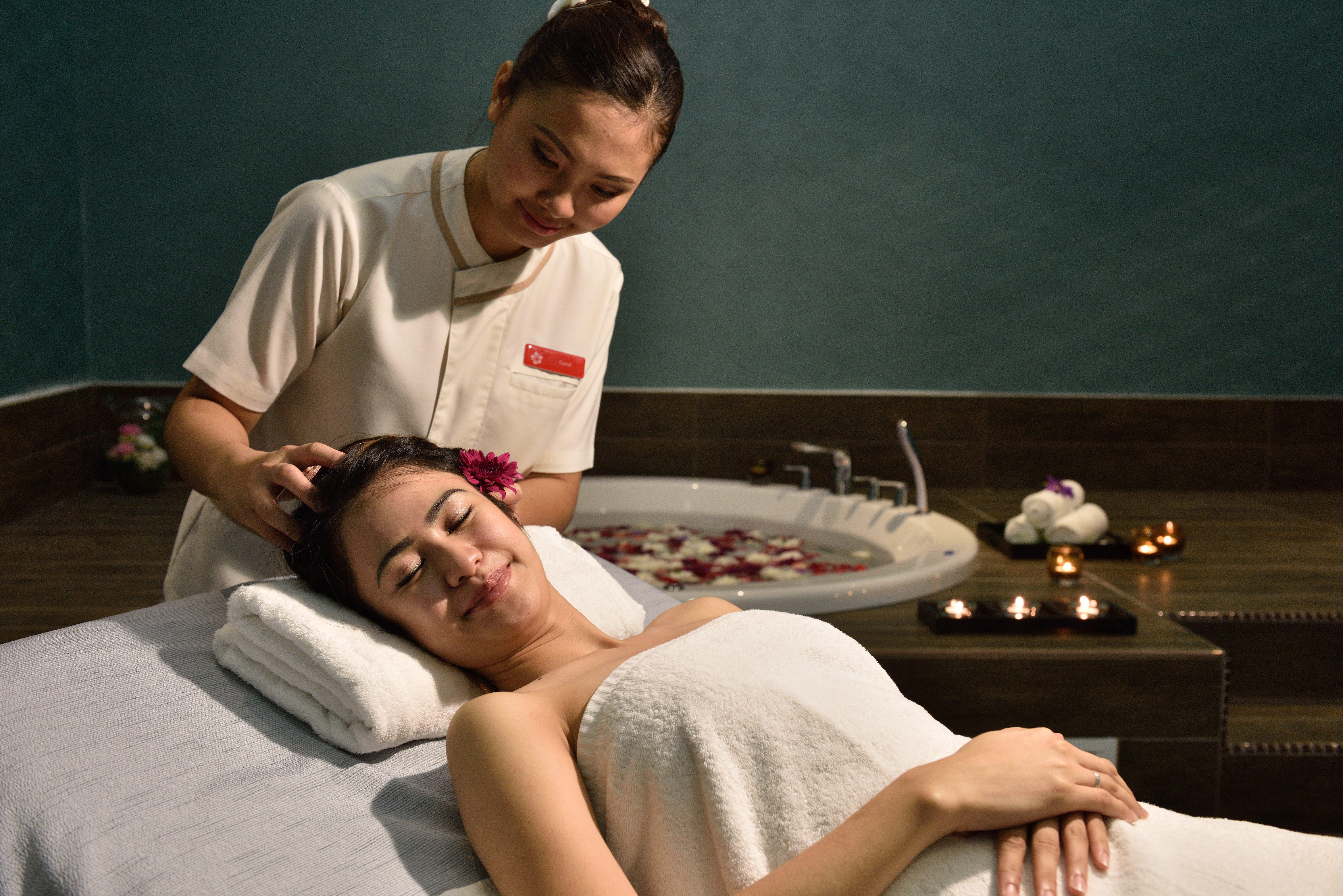 Lexis Suites Penang Bayan Lepas Buitenkant foto Thai massage