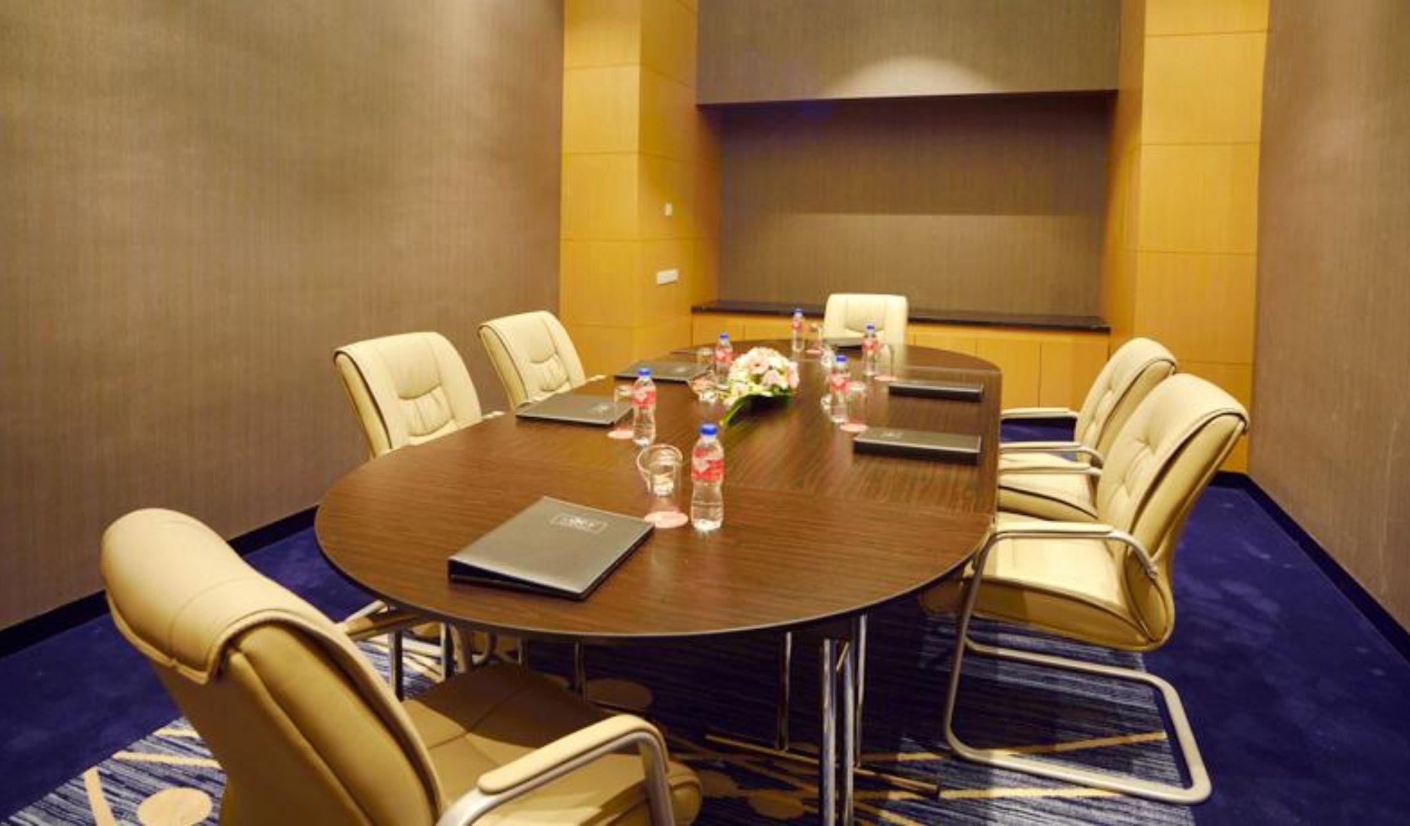 Lexis Suites Penang Bayan Lepas Buitenkant foto A meeting room