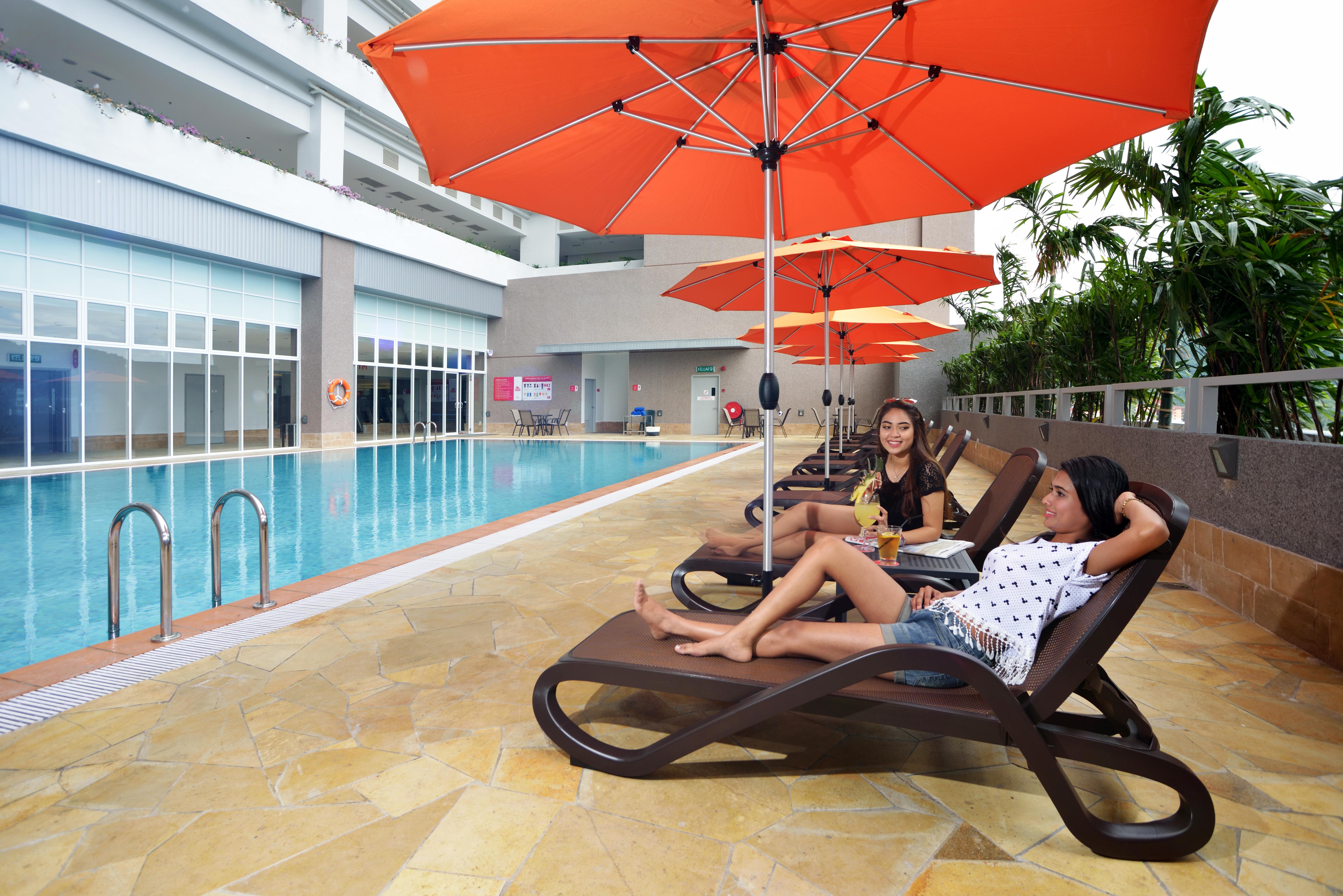 Lexis Suites Penang Bayan Lepas Buitenkant foto Pool at the hotel