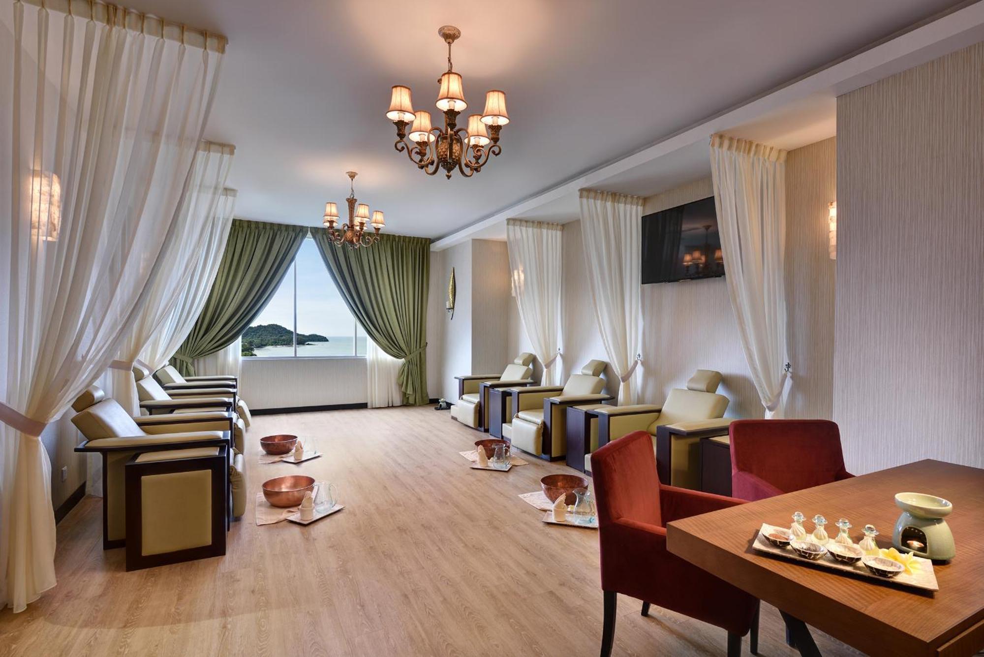 Lexis Suites Penang Bayan Lepas Buitenkant foto The interior of the lounge