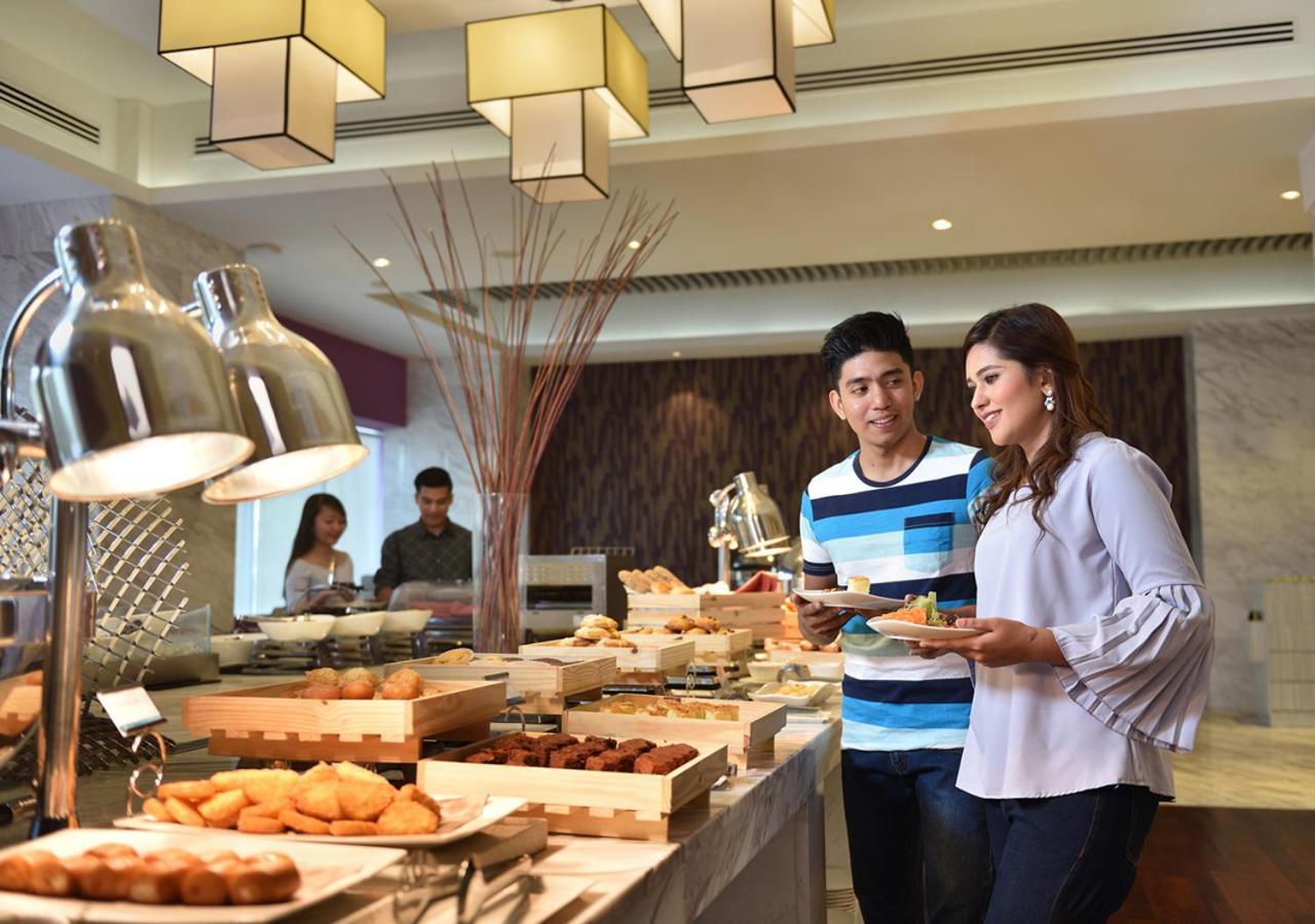 Lexis Suites Penang Bayan Lepas Buitenkant foto A buffet at a hotel
